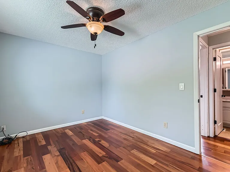 1186 N Franklin Ave — Photo 19