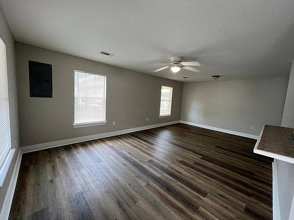 3rd image of 4 Bentley Brooke Ln