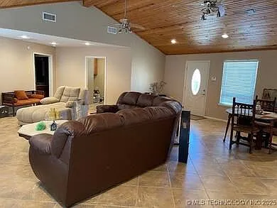 3 bed, 2.0 bath, 2084 sqft, $3,500 — Photo 4