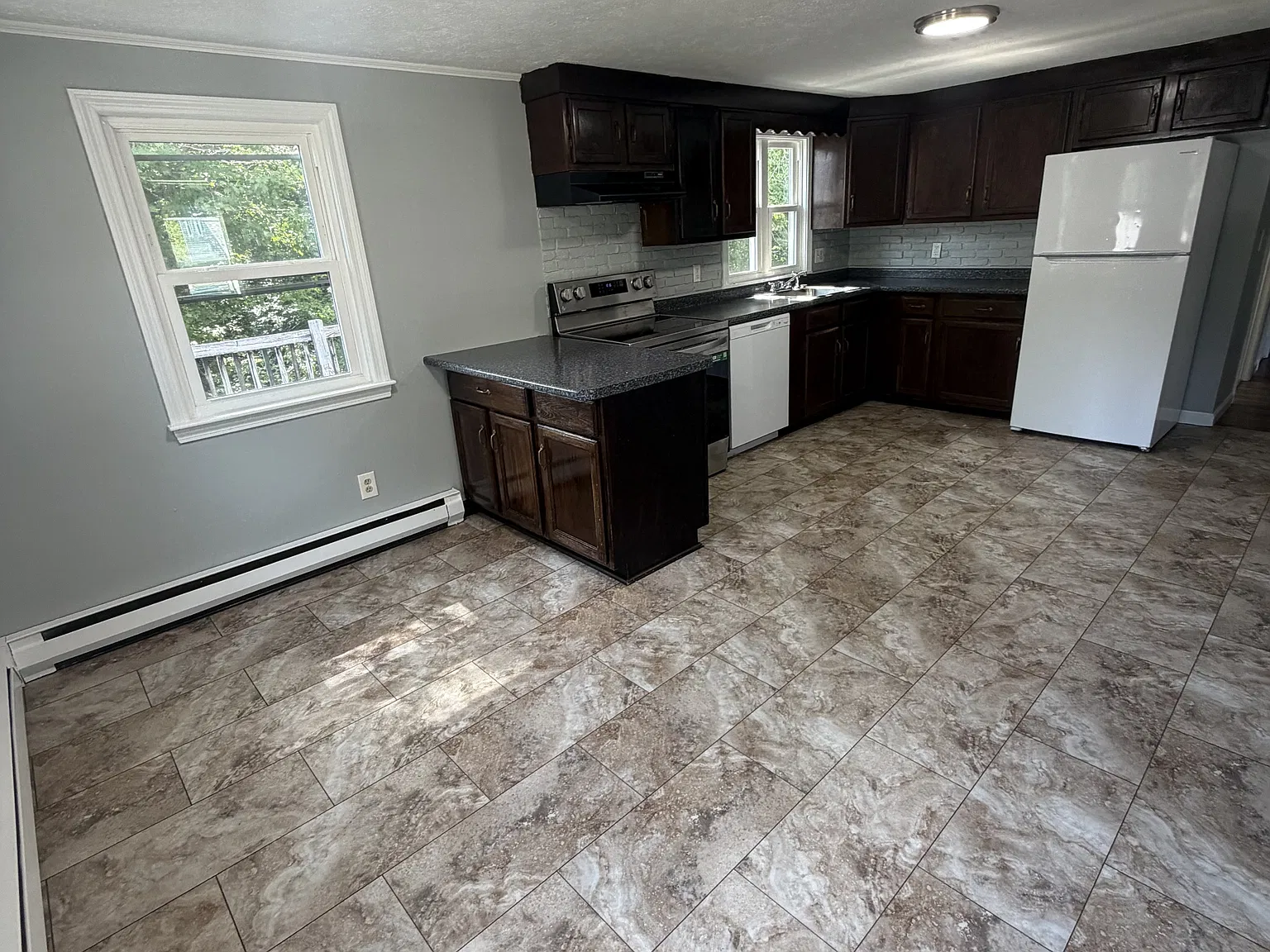 25 White Pine Avenue - 1 — Photo 2