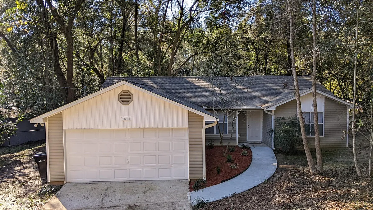 Building Photo - 1013 Redbud Ave