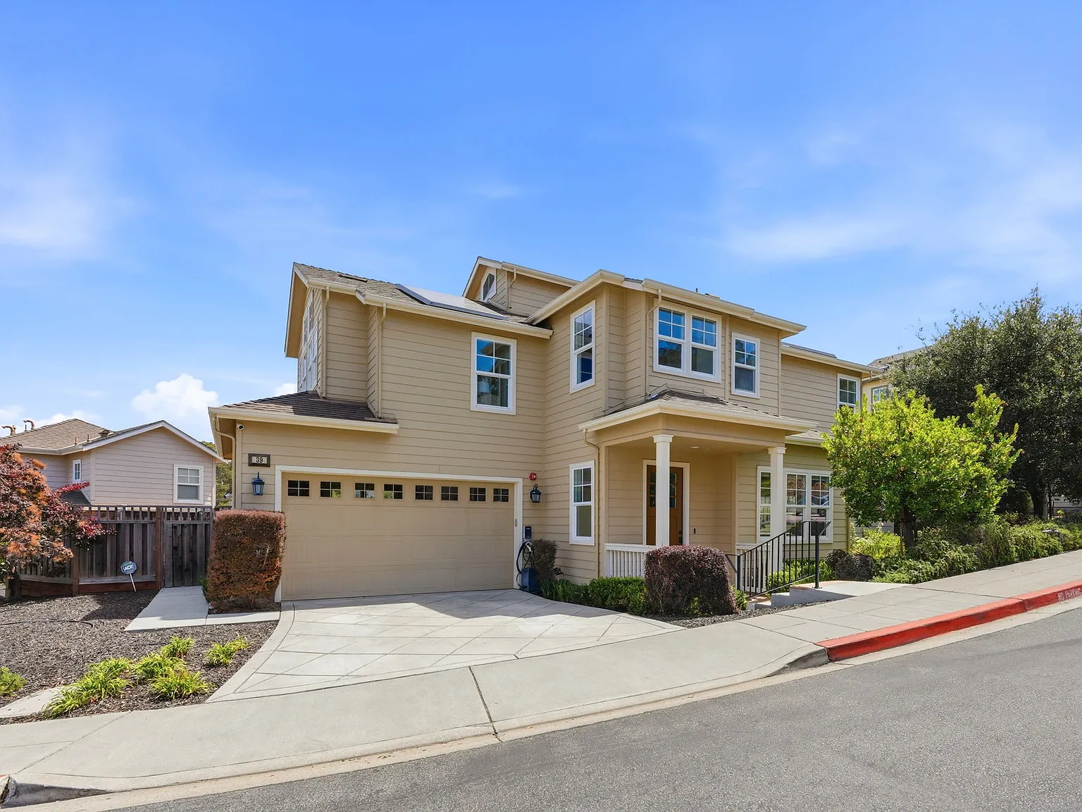 3 bed, 2.5 bath, 2319 sqft, $8,200 — Photo 2
