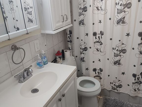 2nd image of 806 Thomas St APT A