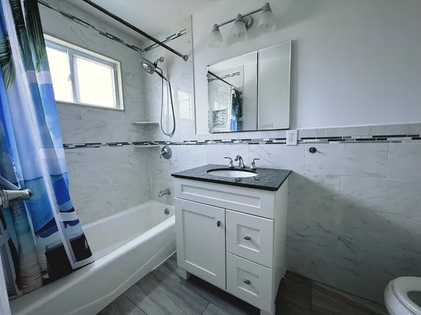 18 Plow Ln, Levittown, NY 11756