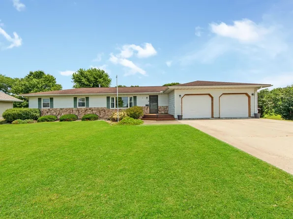 2 Circle Dr, Wenona, IL 61377