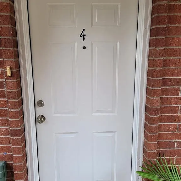 813 W Bronze Dr #4 — Photo 2