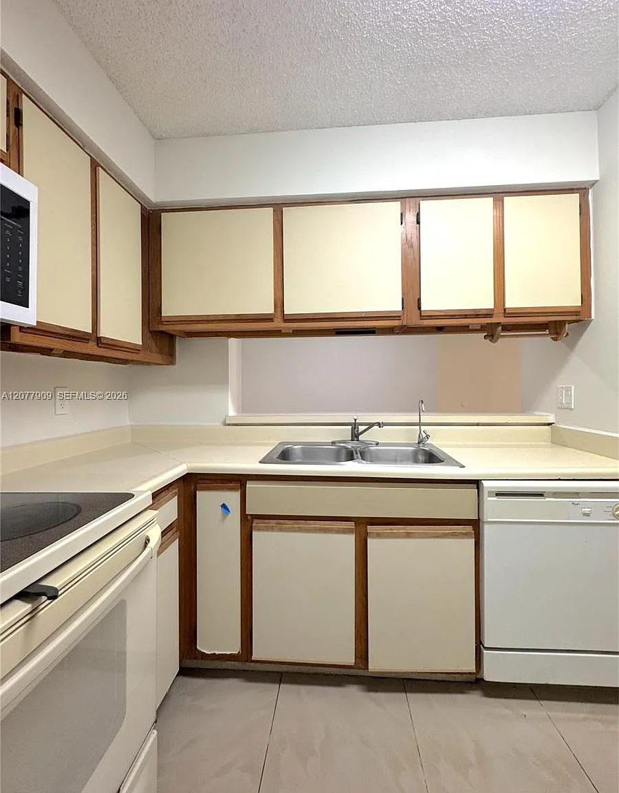 Royal Poinciana Condo — Photo 2