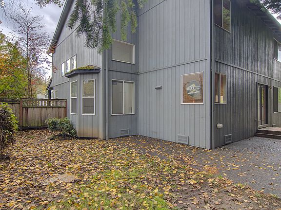 3rd image of 3518 NE 111th Cir