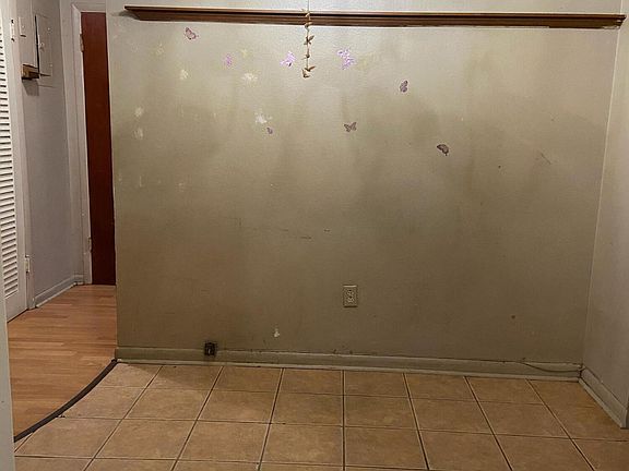 5th image of 252 E Towne Pl