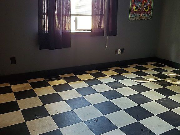 4th image of 520 S Commercial Dr