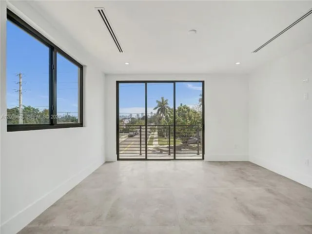 3 bed, 3.5 bath, 2250 sqft, $6,700 — Photo 3