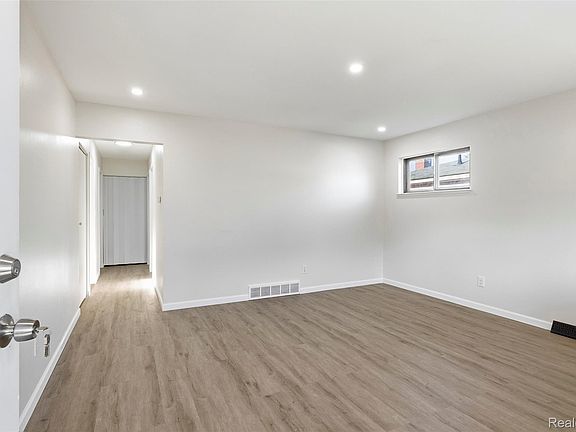4th image of 26703 Norfolk St