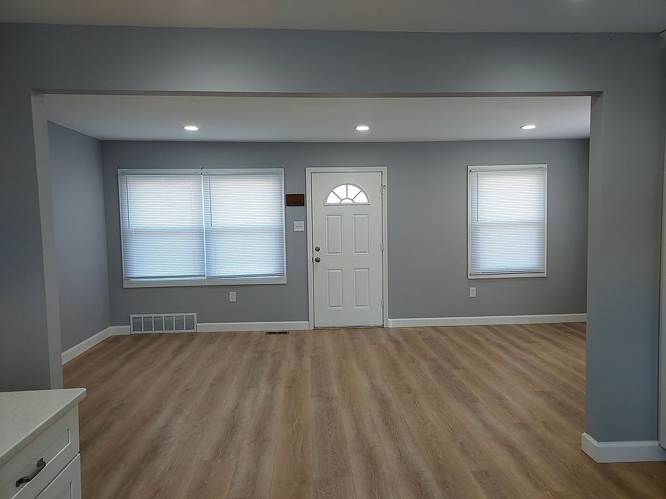 Welcome Home 
Main Entry into open living room dining combo.