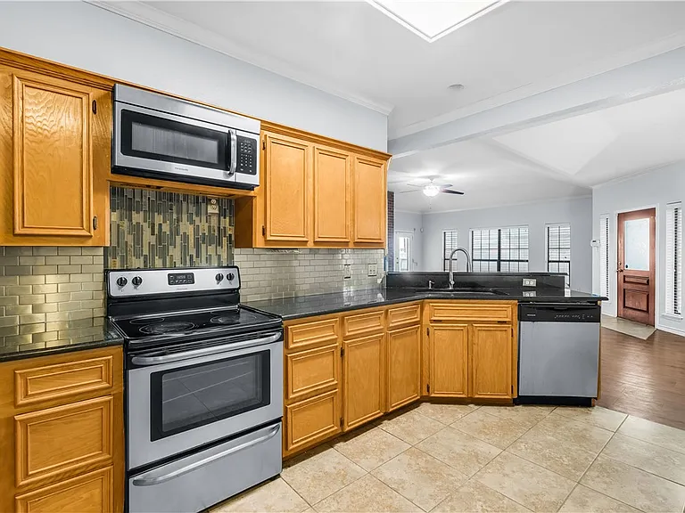 7658 Clearbrook Dr — Photo 10