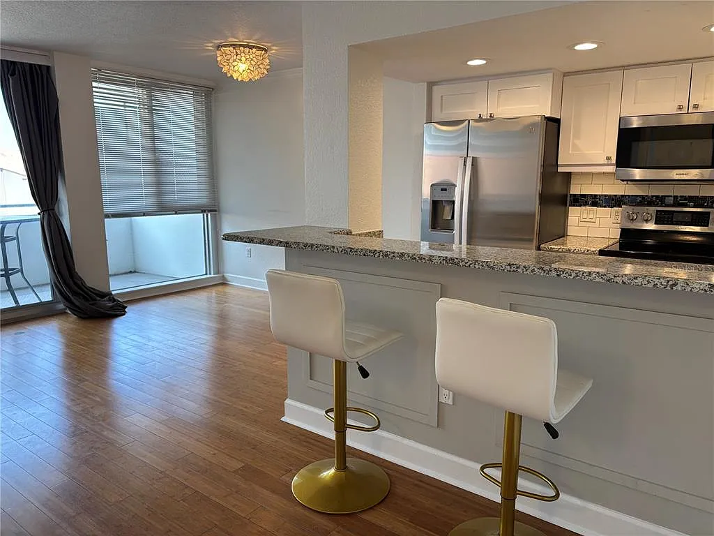 1 bed, 1.0 bath, 779 sqft, $2,050 — Photo 3