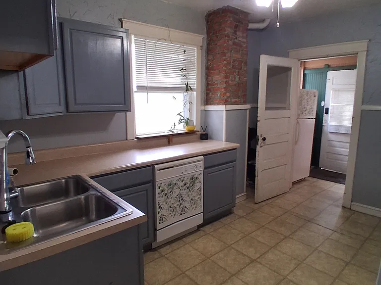 2529 Holmes St — Photo 2
