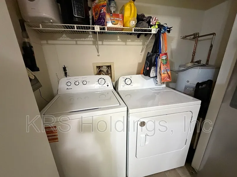 3 bed, 1.5 bath, 1321 sqft, $2,200 — Photo 4
