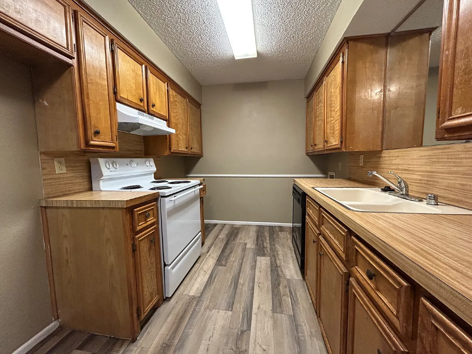 2 bed, 1.5 bath, 901 sqft, $825 — Photo 4