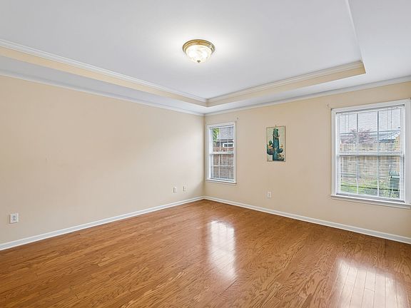 4th image of 633 Forest Glen Cir