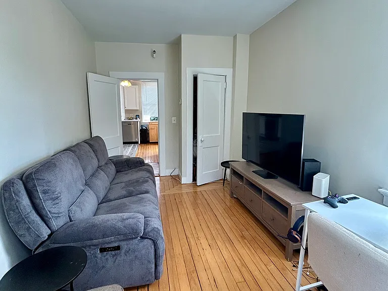 378 Thames St #6 — Photo 2