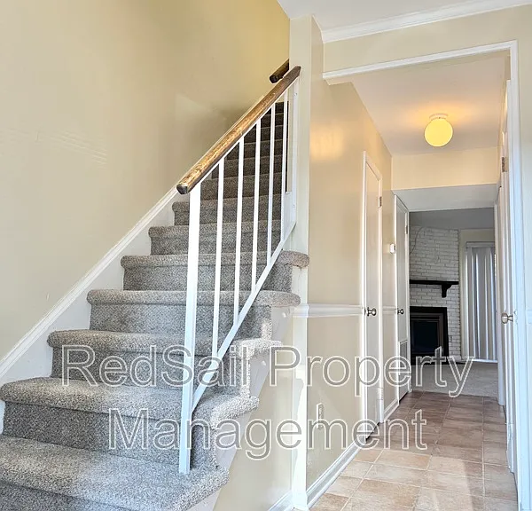 1067 Willow Green Dr — Photo 3