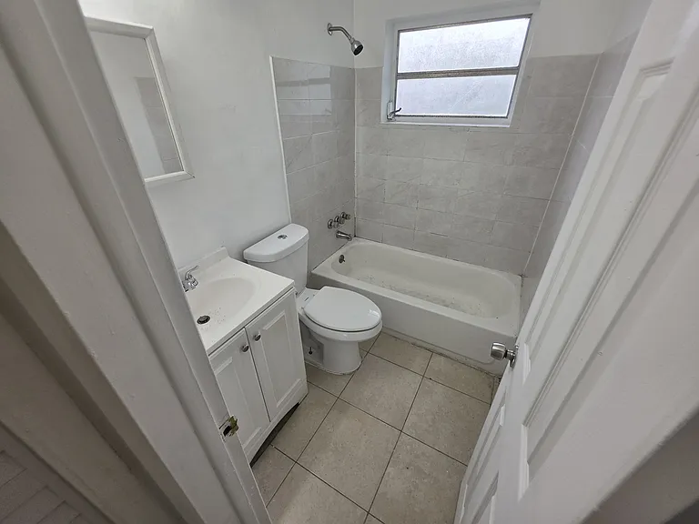 22-24 SW 10th St #B — Photo 1