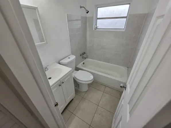 22-24 SW 10th St #B, Hallandale, FL 33009