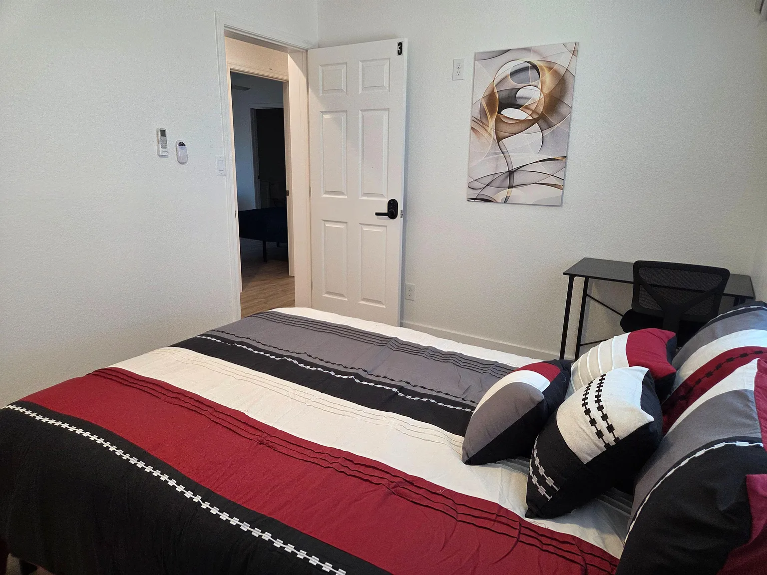 4 bed, 6.0 bath, 1980 sqft, $1,126 — Photo 2