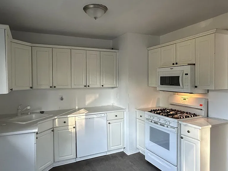 27 Collins Rd — Photo 10