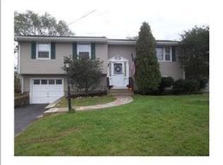 30 Squantum Dr, Middletown, RI 02842
