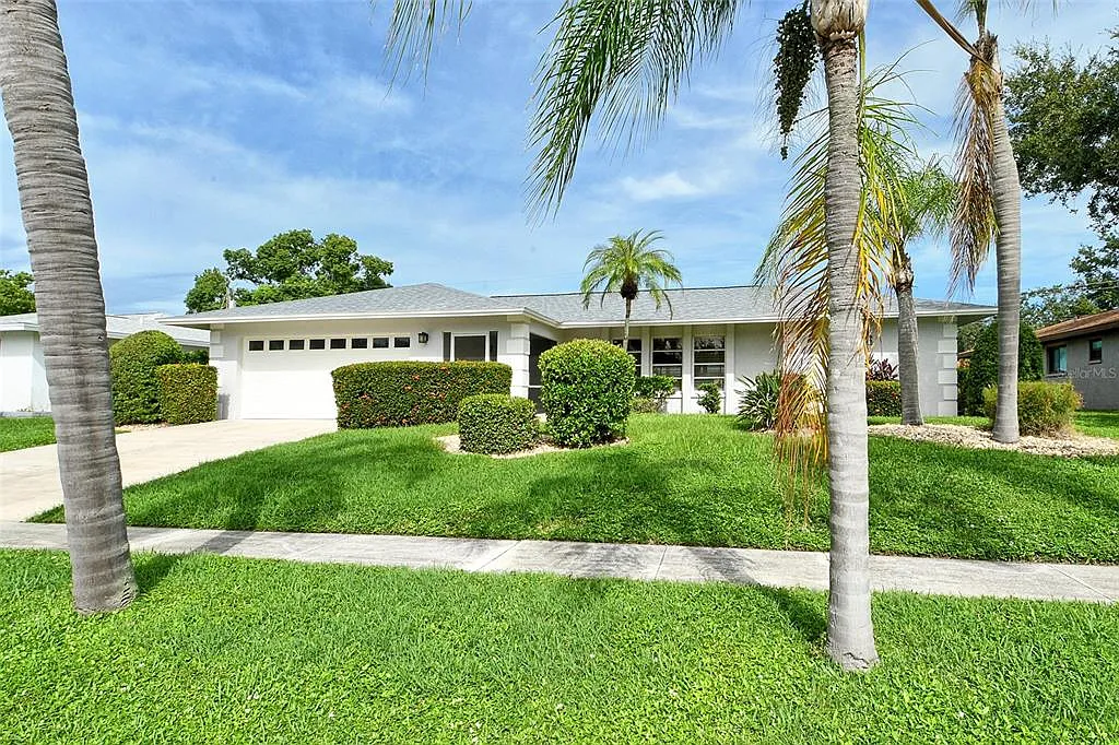 3 bed, 2.0 bath, 2084 sqft, $8,000 — Photo 2
