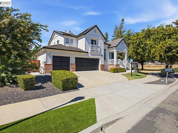 3rd image of 983 Chamomile Ln