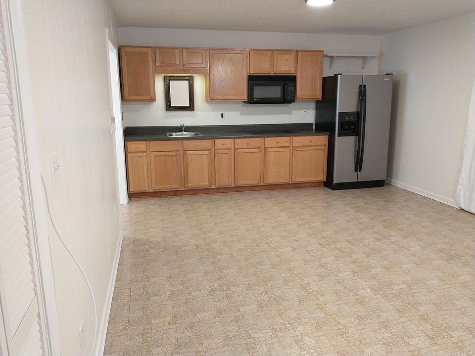 Perfect sized kitchen & full size frig.