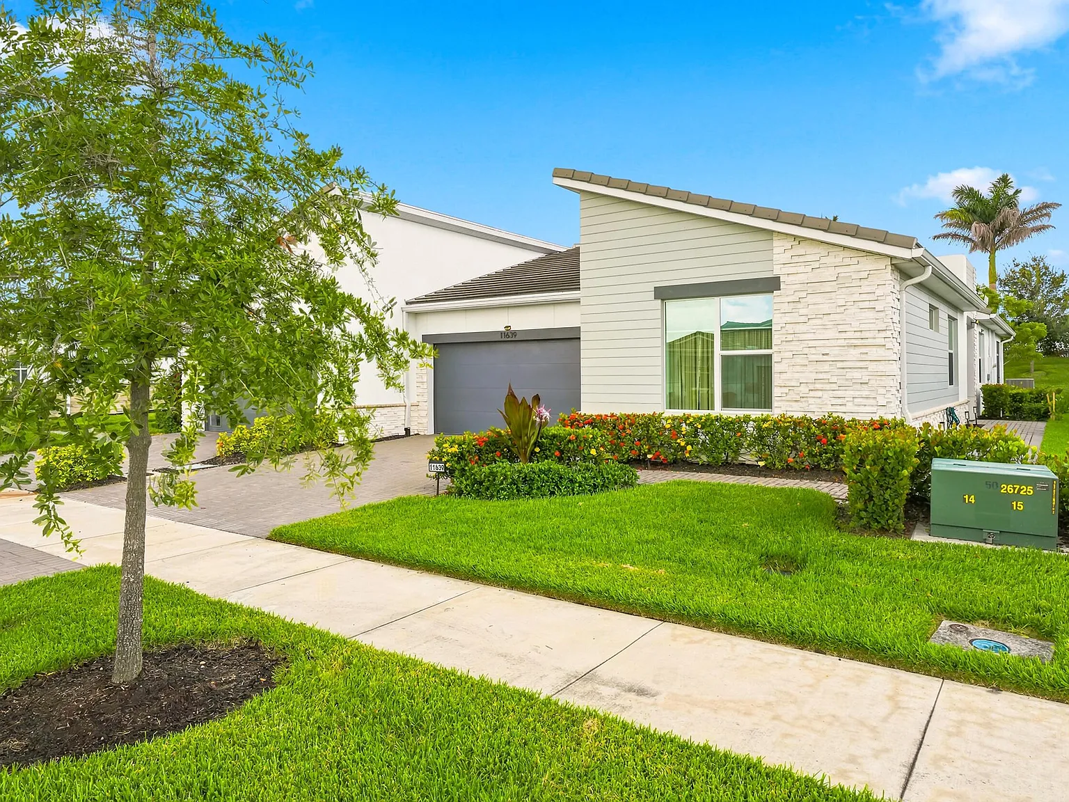 3 bed, 2.5 bath, 1878 sqft, $3,100 — Photo 2