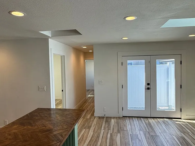 !! Move-In Special !! Cozy Carson Back House With Skylights & Washer/Dryer — Photo 12