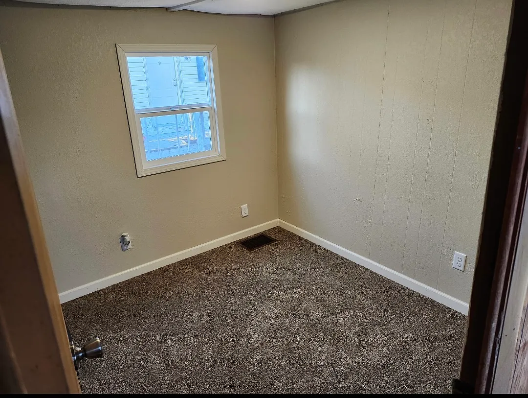 215 9 St SW - 1 — Photo 2