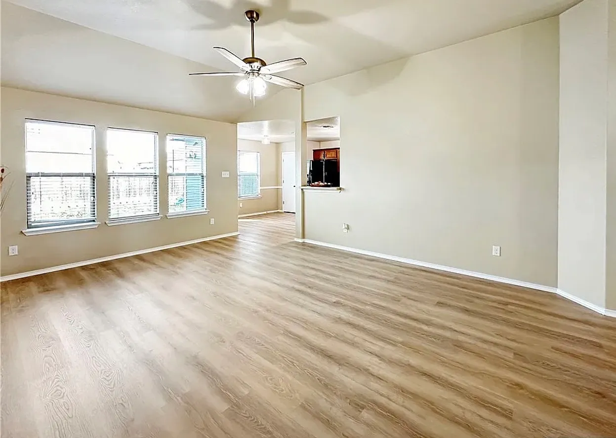 3 bed, 1376 sqft, $1,600 — Photo 3