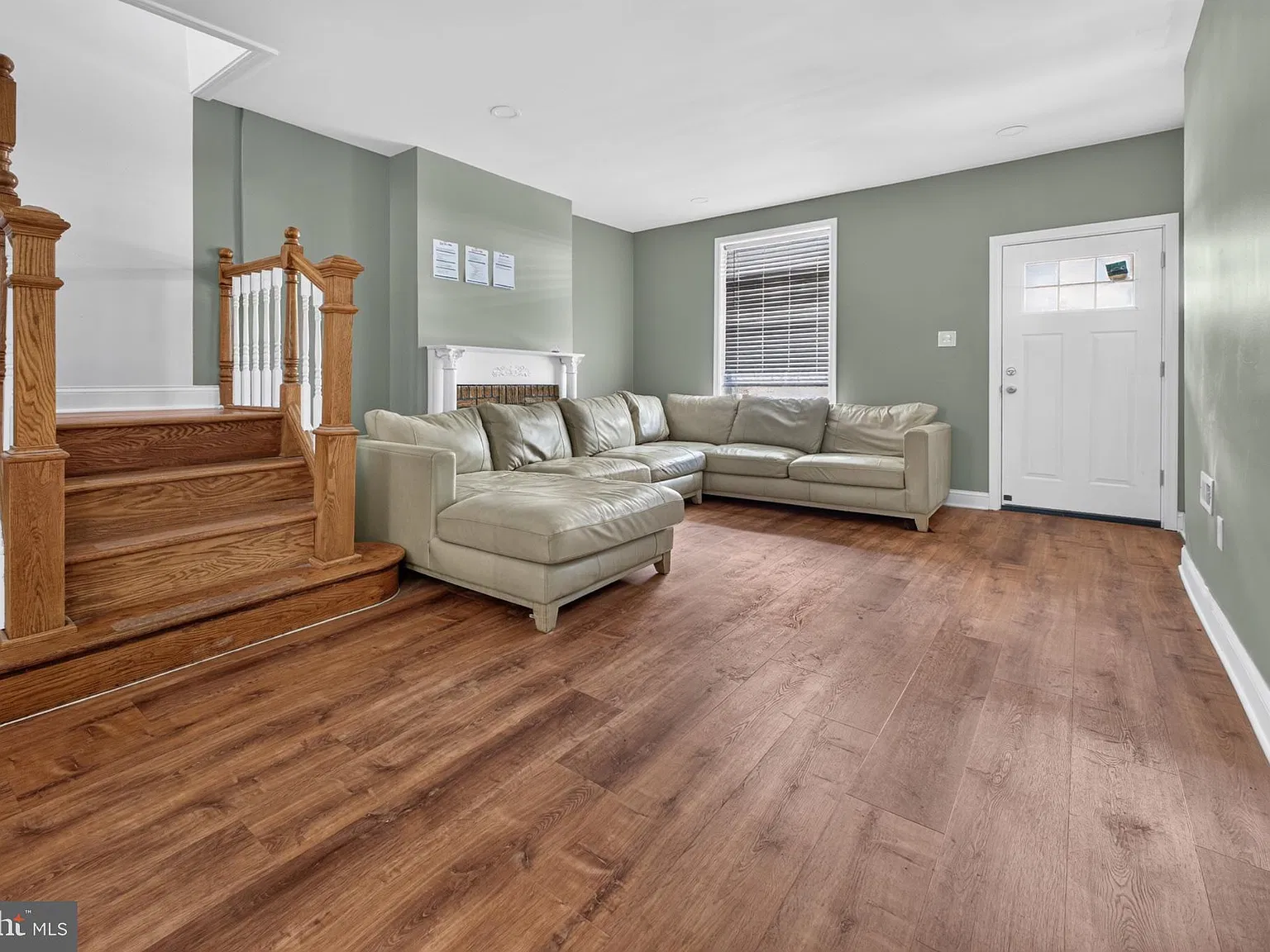 3 bed, 2.0 bath, 1420 sqft, $1,990 — Photo 3