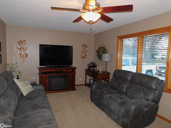 2nd image of 800 S Park Dr