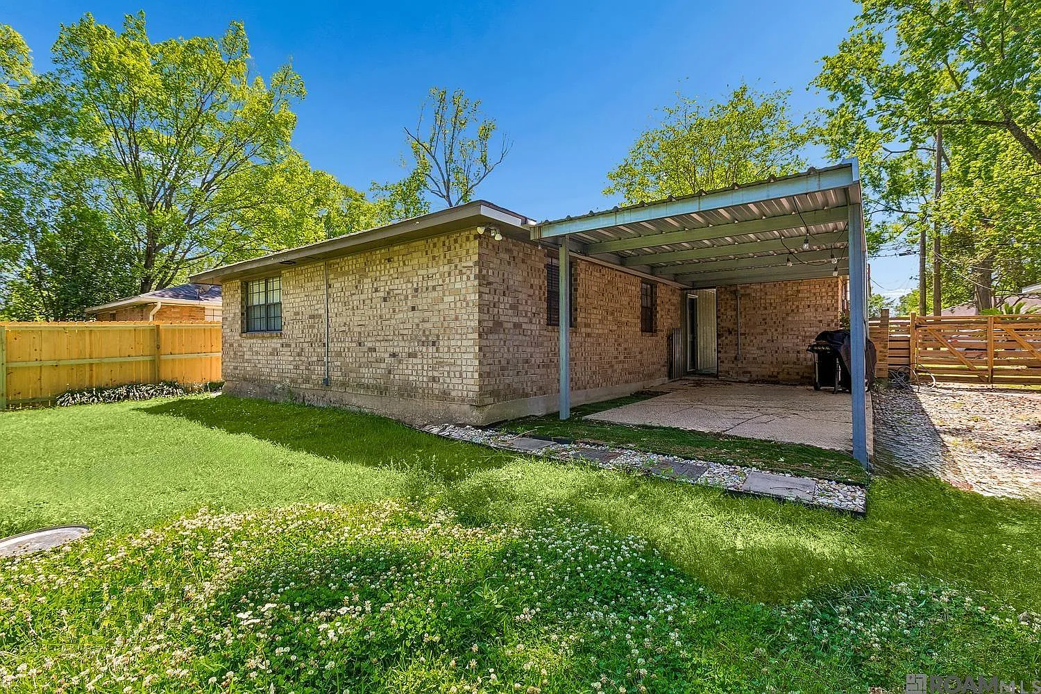 3 bed, 1196 sqft, $1,900 — Photo 3