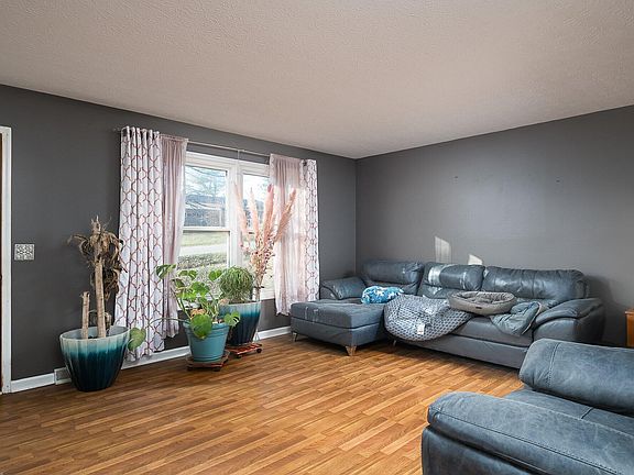 3rd image of 902 Countryside Dr