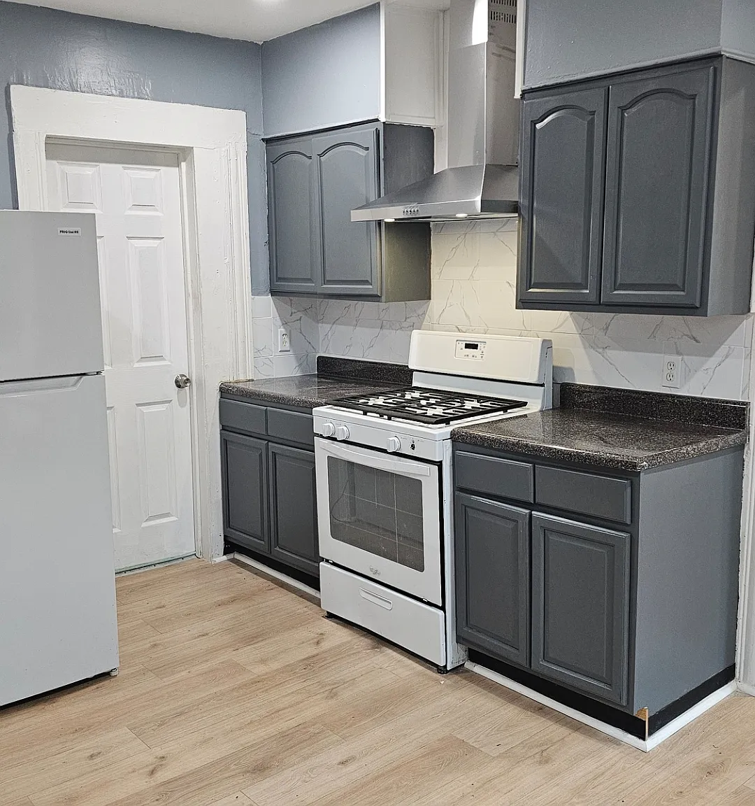 3 bed, 1000 sqft, $1,850 — Photo 1