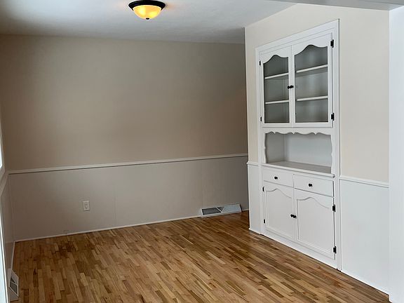 5th image of 835 Maple St NE