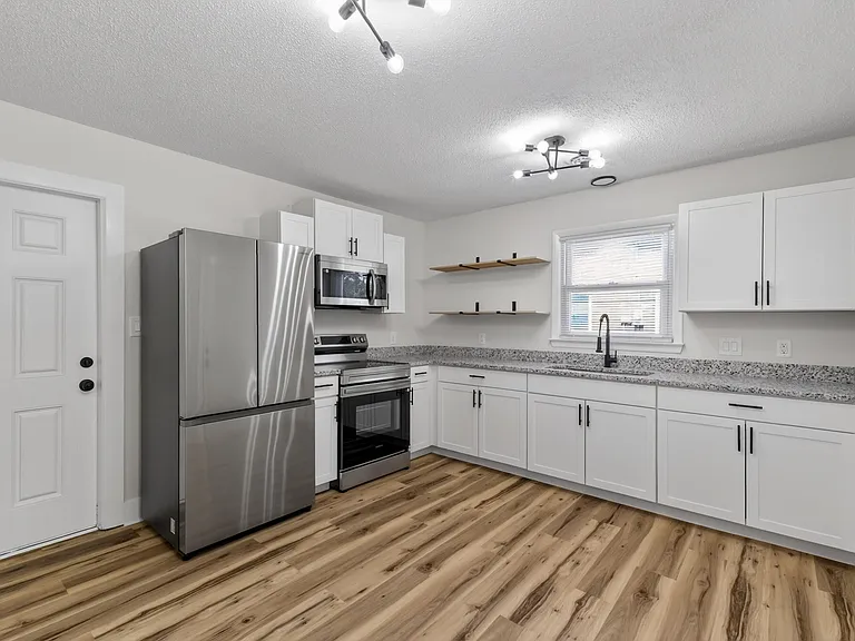 137 Grange St — Photo 11