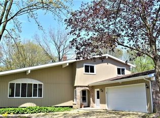 8640 Bainbridge Rd, Chagrin Falls, OH 44023