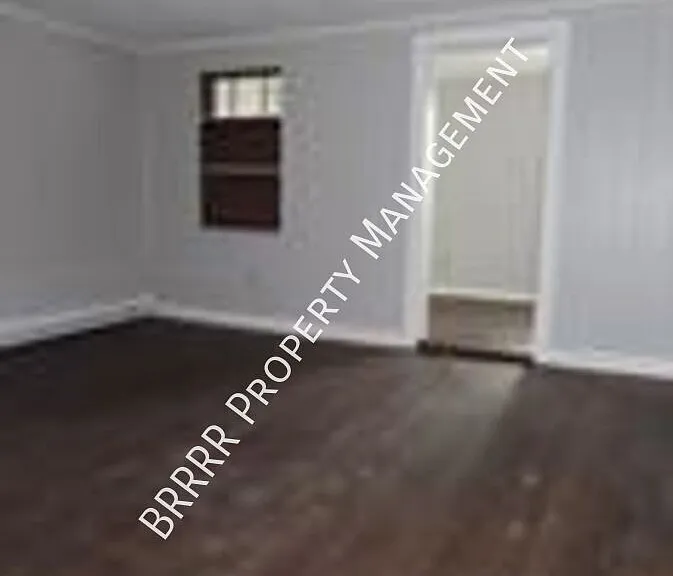242 E Holland St — Photo 10