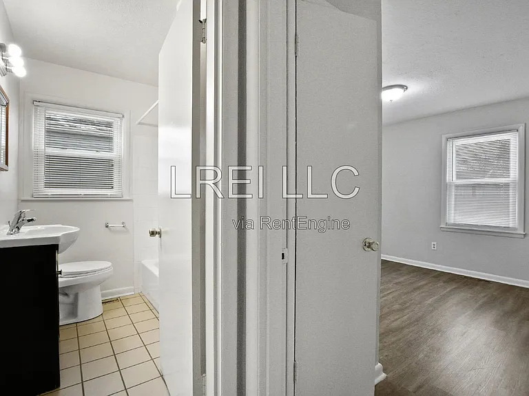 2404 Thomas Ave — Photo 4