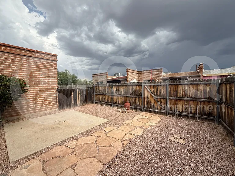 3930 N Stone Ave — Photo 22