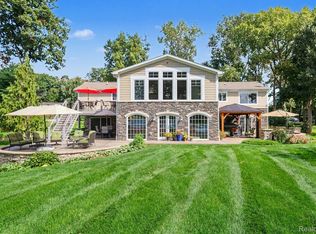 7346 Driftwood Dr, Fenton, MI 48430