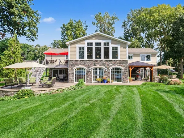 7346 Driftwood Dr, Fenton, MI 48430